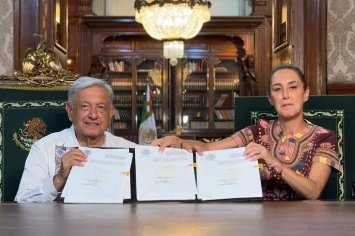 AMLO y Sheinbaum presumiendo firma del decreto: original y copia.