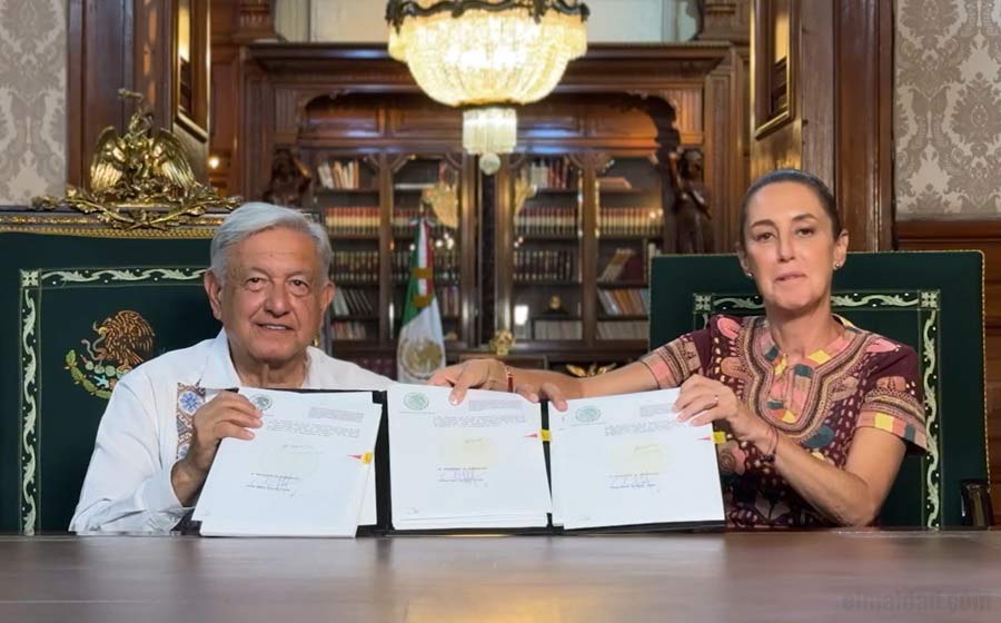 AMLO y Sheinbaum presumiendo firma del decreto: original y copia.