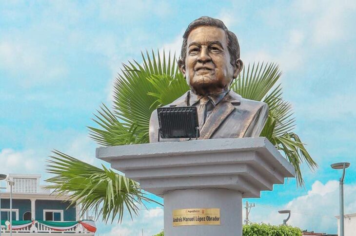 Busto de AMLO en la plaza cívica 4T.