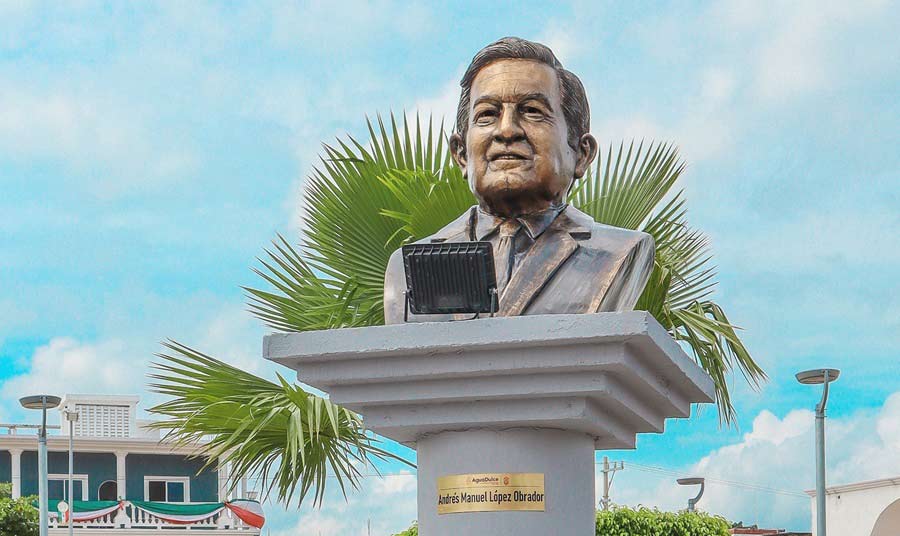 Busto de AMLO en la plaza cívica 4T.