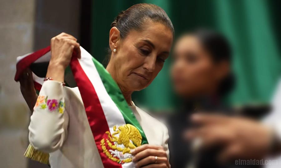 Claudia Sheinbaum poniéndose la banda presidencial.