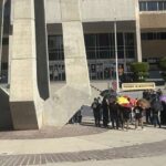 Manifestantes del poder judicial en la plaza de los tres poderes en Mexicali.