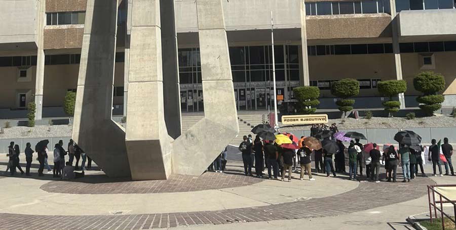 Manifestantes del poder judicial en la plaza de los tres poderes en Mexicali.