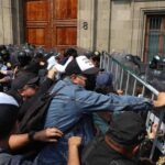 Momentos de tensión en manifestación de trabajadores del poder judicial en frente de palacio nacional. Foto: Daniel Augusto.