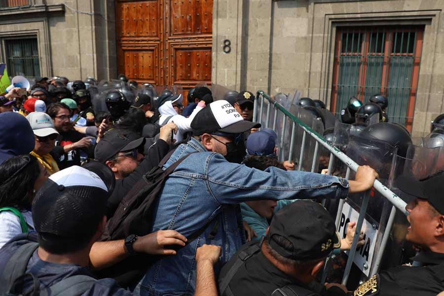 Momentos de tensión en manifestación de trabajadores del poder judicial en frente de palacio nacional. Foto: Daniel Augusto.