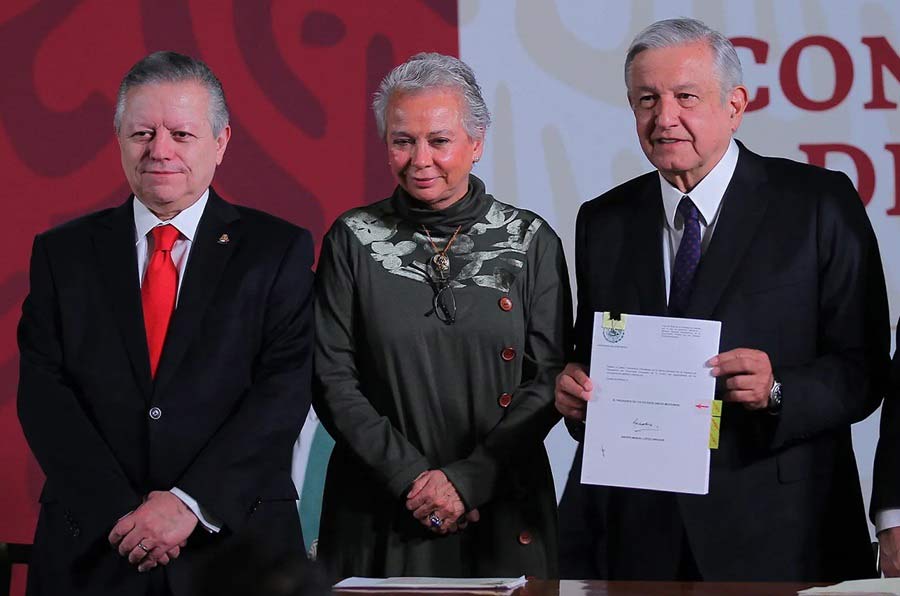 Arturo Zaldívar, Olga Sánchez Cordero y AMLO en 2020 firmando el acuerdo de reforma al poder judicial.