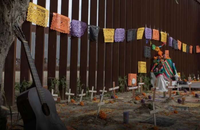 Altar de muertos en homenaje a migrantes.