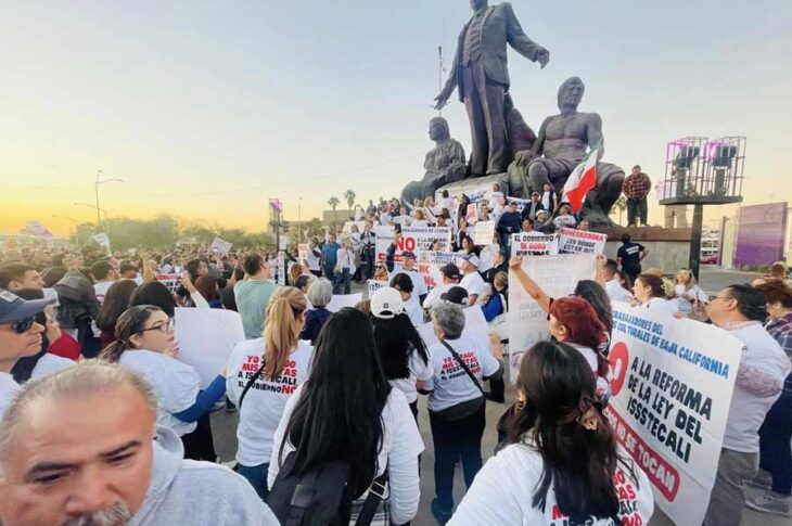 Manifestación contra la reforma a ISSSTECALI. Foto: De Chile, De Dulce Y De Manteca.