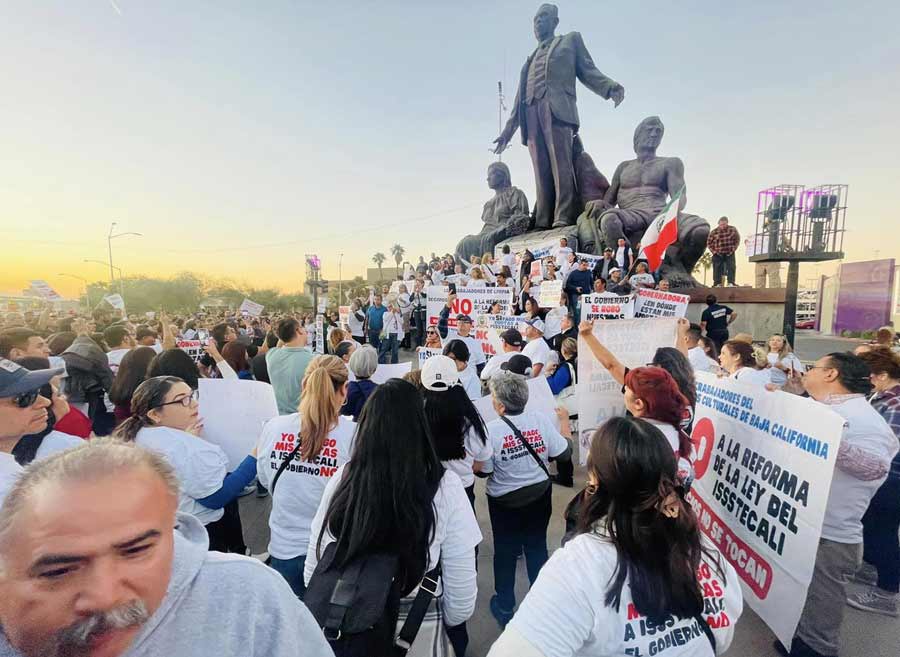 Manifestación contra la reforma a ISSSTECALI. Foto: De Chile, De Dulce Y De Manteca.