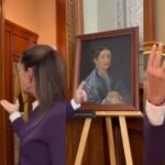 Sheinbaum presume poner 3 retratos de mujeres en el despacho presidencial.