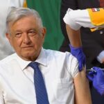 AMLO recibiendo la vacuna AstraZeneca en abril 2021.