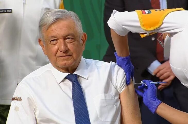 AMLO recibiendo la vacuna AstraZeneca en abril 2021.