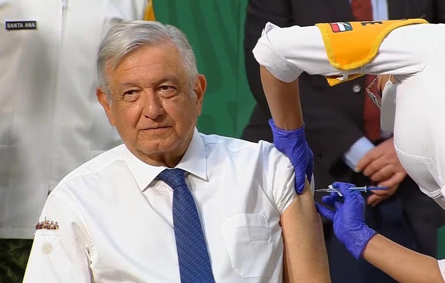 AMLO recibiendo la vacuna AstraZeneca en abril 2021.