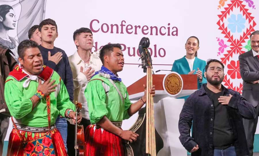 Claudia Sheinbaum y los músicos interpretando el "himno migrante". Foto: Axel Sánchez.