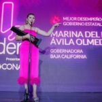 Marina del Pilar recibiendo su premio.