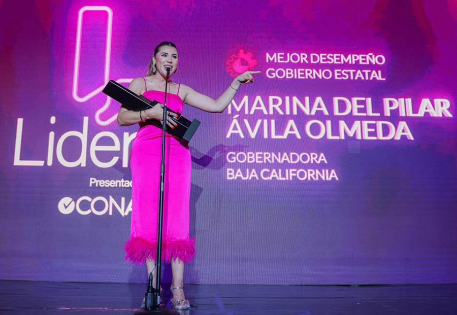 Marina del Pilar recibiendo su premio.