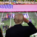 Trump en la entonación del himno en el Super Bowl.