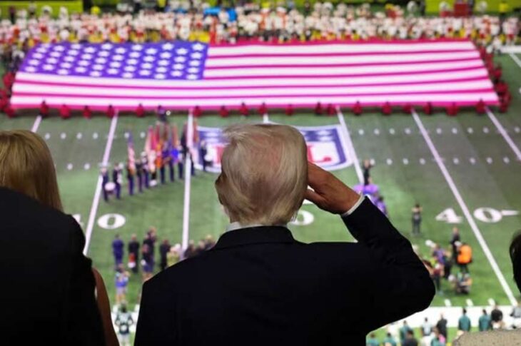 Trump en la entonación del himno en el Super Bowl.