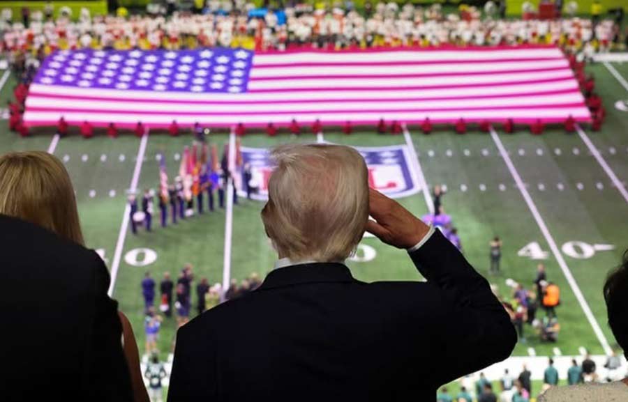 Trump en la entonación del himno en el Super Bowl.