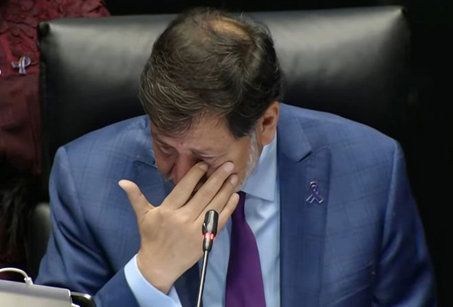 Gerardo Fernández Noroña llorando al hablar de su abuelita.