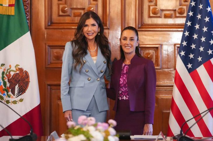 Kristi Noem y Claudia Sheinbaum a finales de marzo en palacio nacional.