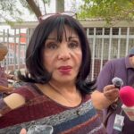 Norma Bustamante reconociendo que trae acordeón para votar.