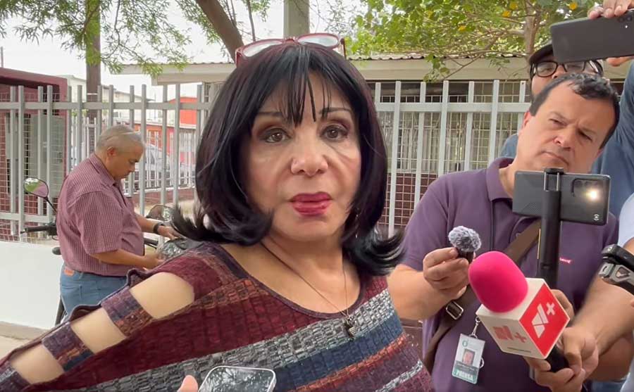 Norma Bustamante reconociendo que trae acordeón para votar.