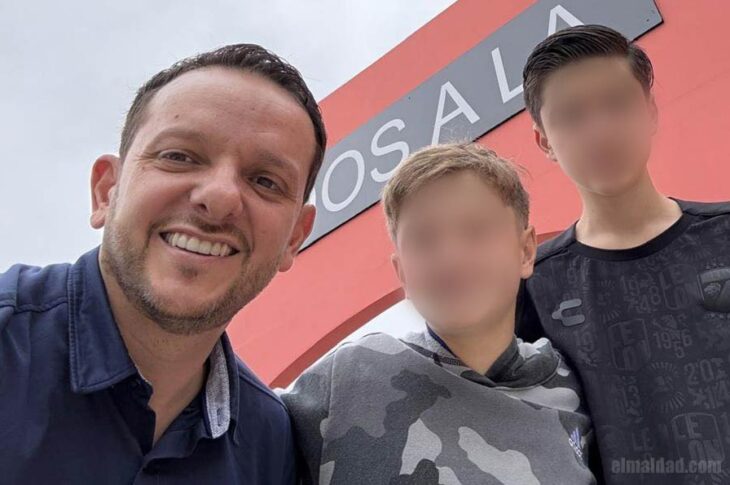 Carlos Torres con sus 2 hijos en la feria del libro de Tijuana.