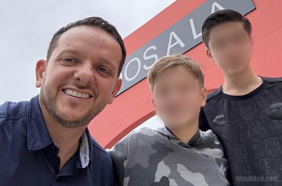 Carlos Torres con sus 2 hijos en la feria del libro de Tijuana.
