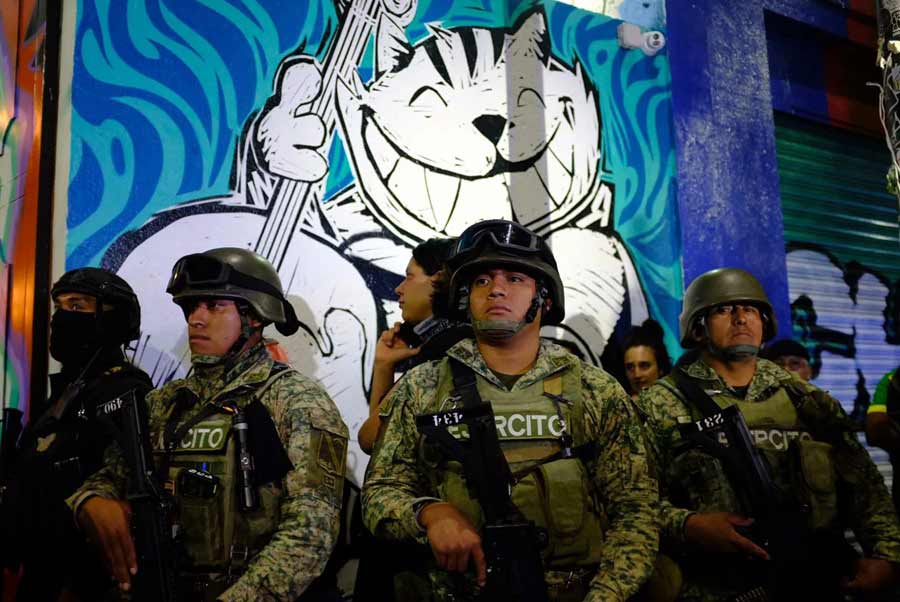 Elementos del ejército mexicano en el multiforo Alicia.