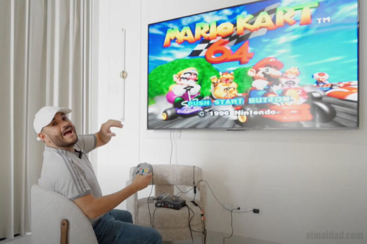 El Komander a punto de ponerse a jugar Mario Kart 64.