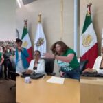 Diputado de Movimiento Ciudadano dejándole dinero a la diputado del partido verde.