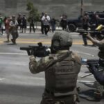 Policía de Los Ángeles reprimiendo manifestantes.