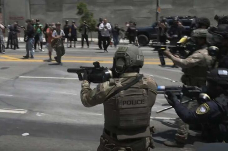 Policía de Los Ángeles reprimiendo manifestantes.