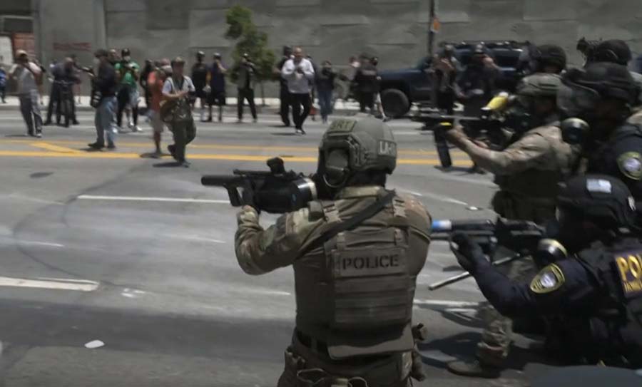 Policía de Los Ángeles reprimiendo manifestantes.