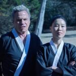 Martin Kove y Alicia Hannah-Kim en la serie Cobra Kai.