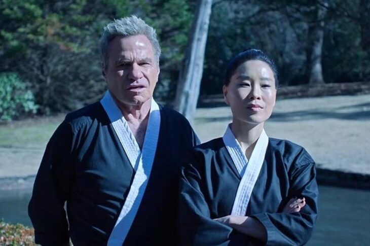 Martin Kove y Alicia Hannah-Kim en la serie Cobra Kai.