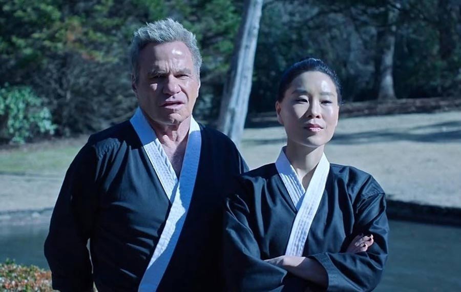 Martin Kove y Alicia Hannah-Kim en la serie Cobra Kai.
