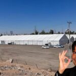 Carpas de albergue migrante en el Fex y Chayanne sonriente.