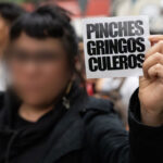 Manifestante con consigna en papelito. Foto: El País.