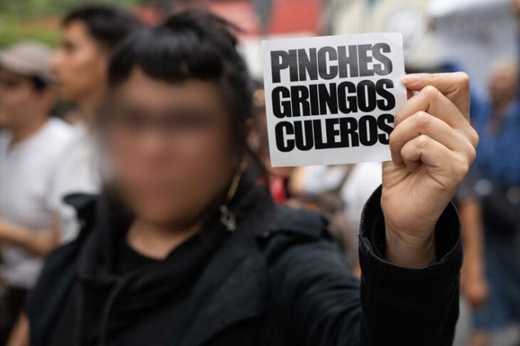 Manifestante con consigna en papelito. Foto: El País.
