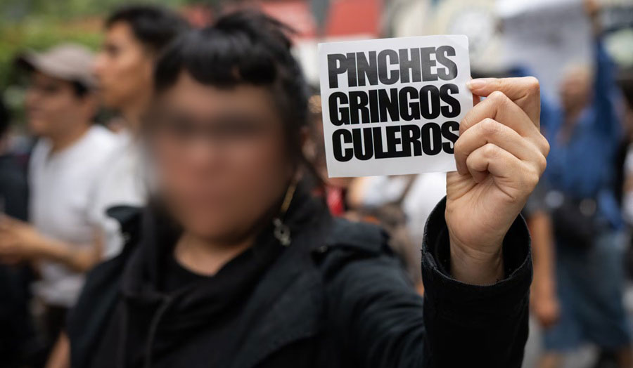 Manifestante con consigna en papelito. Foto: El País.