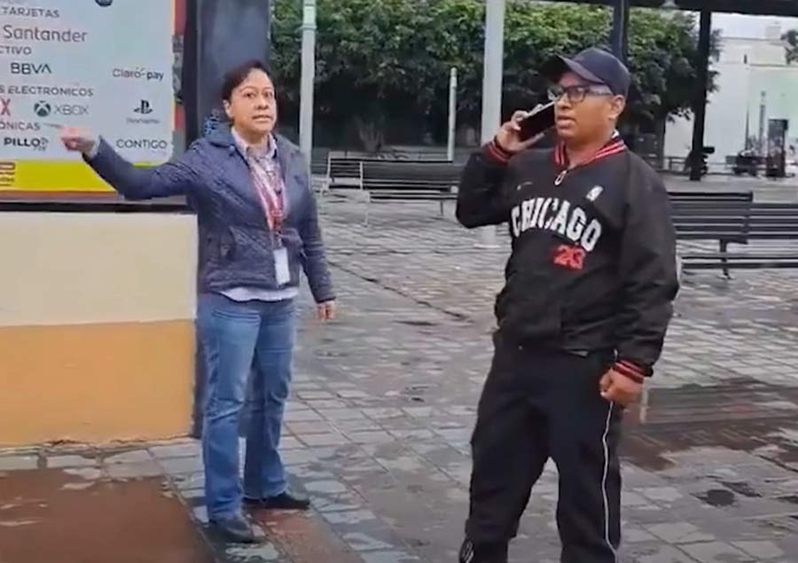 Funcionaria de Celaya, Guanajuato, amenazando a un ciudadano.