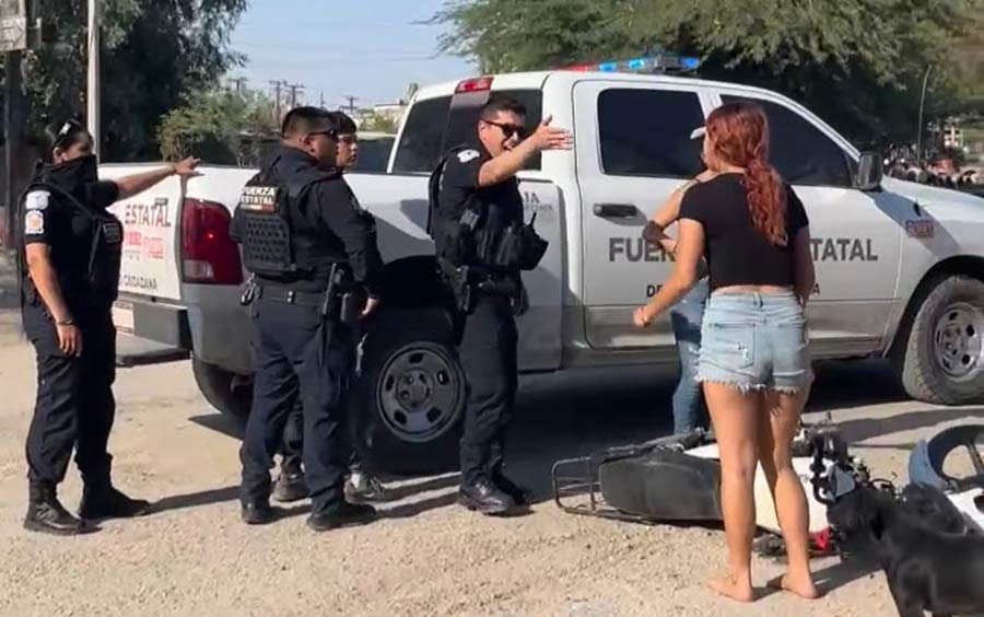 Captura de pantalla del metraje donde estatales detienen a 2 menores.