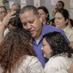 Profesor Esteban abrazando a su familia. Foto: Daniel Resendiz.