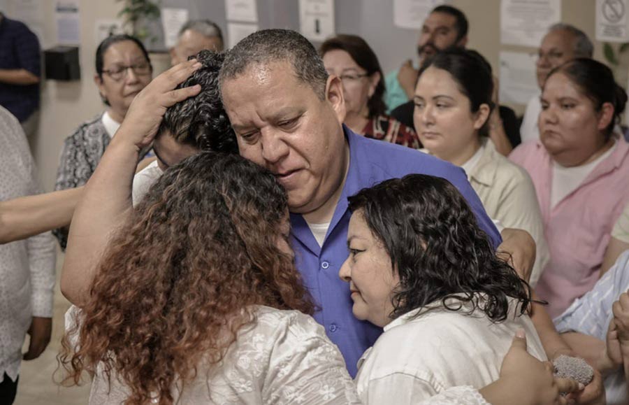 Profesor Esteban abrazando a su familia. Foto: Daniel Resendiz.