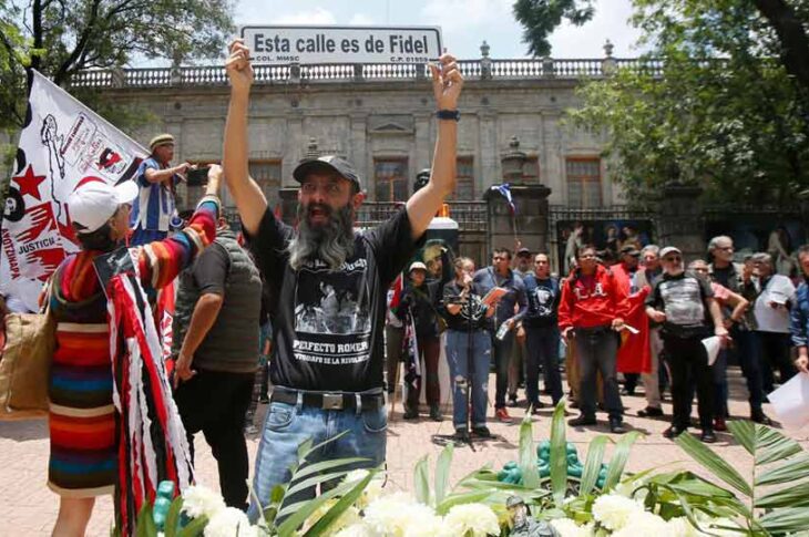 Manifestantes que exigieron el regreso de las estatuas de Fidel y del Che. Foto: Darío Luna.