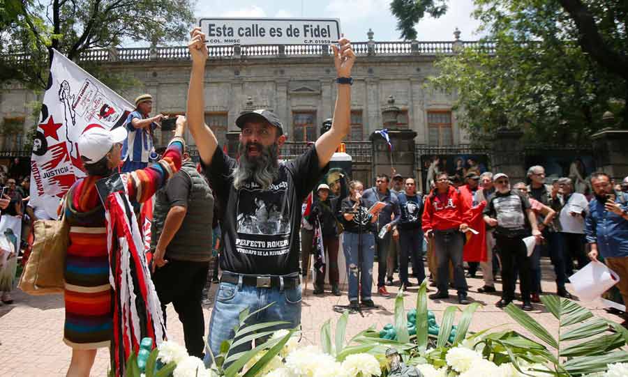 Manifestantes que exigieron el regreso de las estatuas de Fidel y del Che. Foto: Darío Luna.