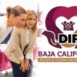 Marina del Pilar, Mavis Olmeda y el logo del DIF.