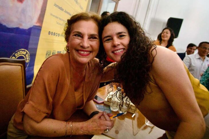 Beatriz Gutiérrez Müller y Luisa Alcalde.